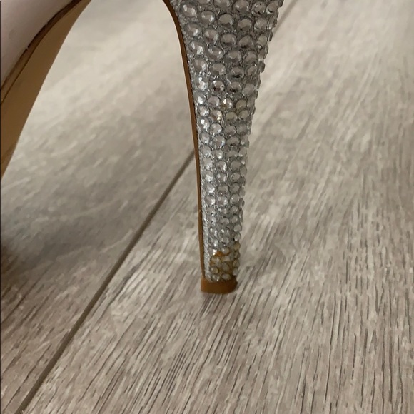 Shoe dazzle cream and rhinestone heels size 6.5 - Picture 8 of 10